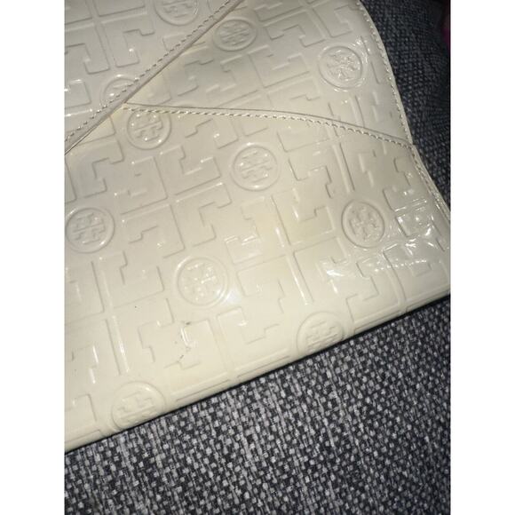 Tory Burch Cream Patent Leather Large Envelope Clutch Embossed TB Logo - Picture 4 of 9